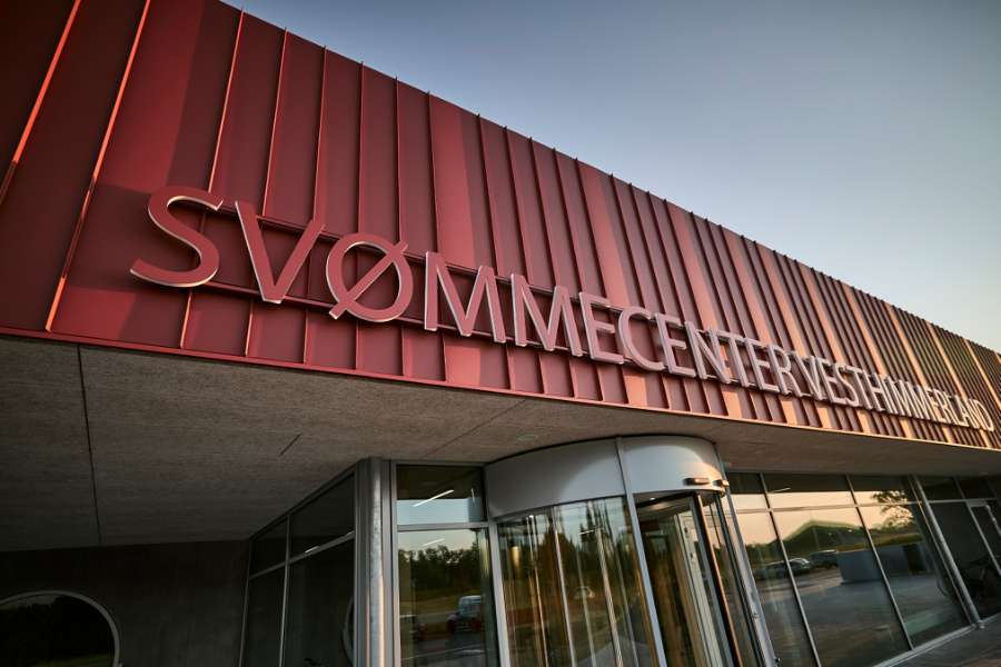 Schwimmträume entstehen hinter Stahlprofilen in Vesthimmerland, Svømmecenter Vesthimmerland, Løgstørvej 59, 9600 Aars, Dänemark
